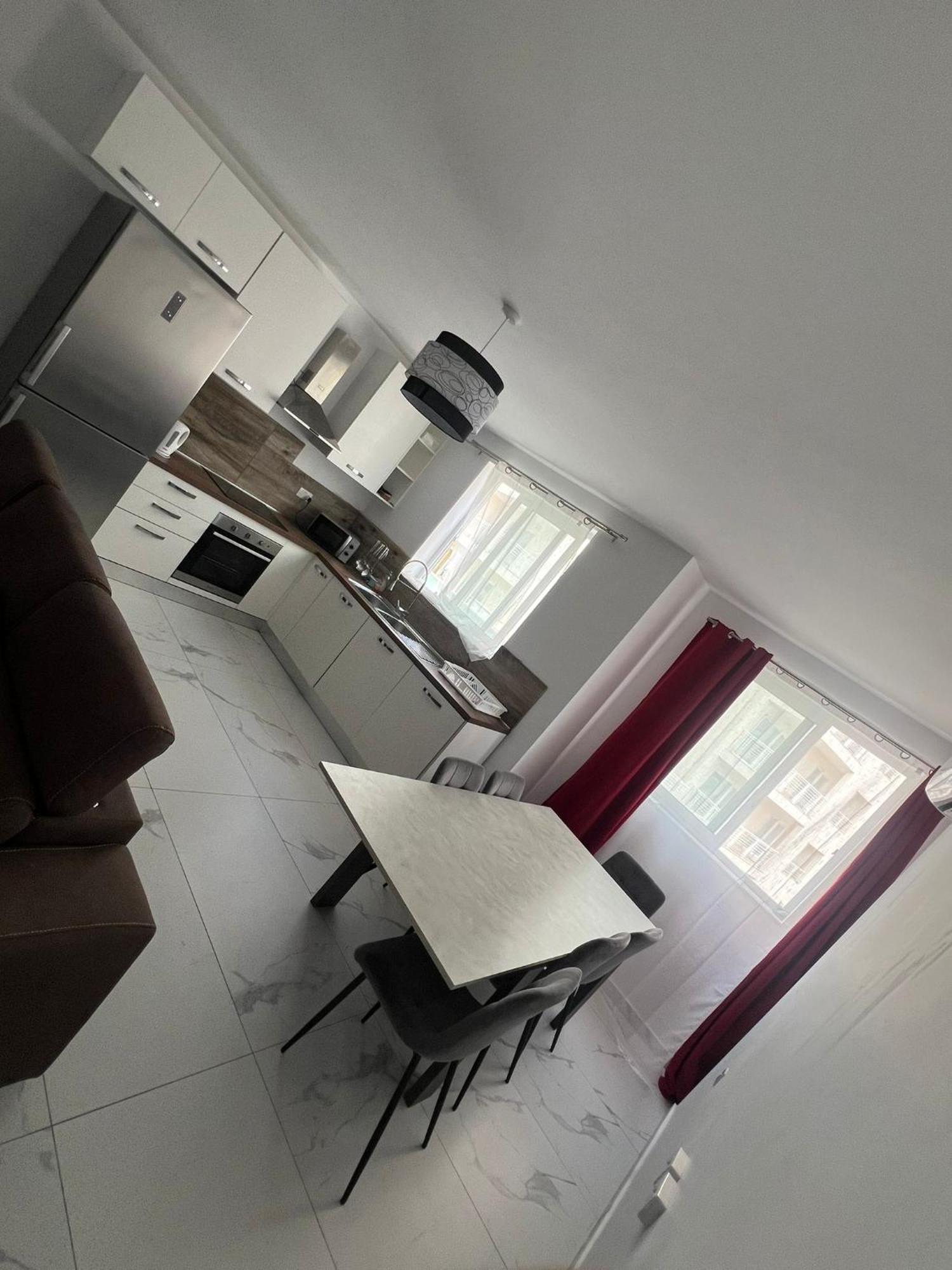 Spacious 3 Bedroom In Sliema! Стая снимка
